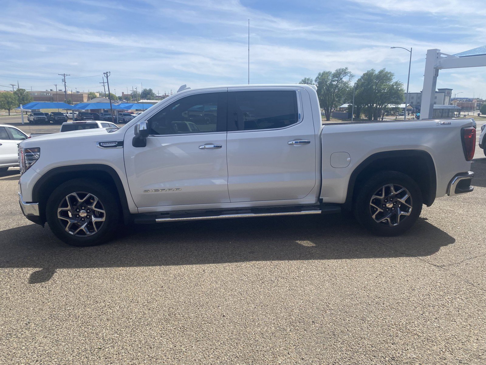 Used 2023 GMC Sierra 1500 SLT AWD/4WD image 5