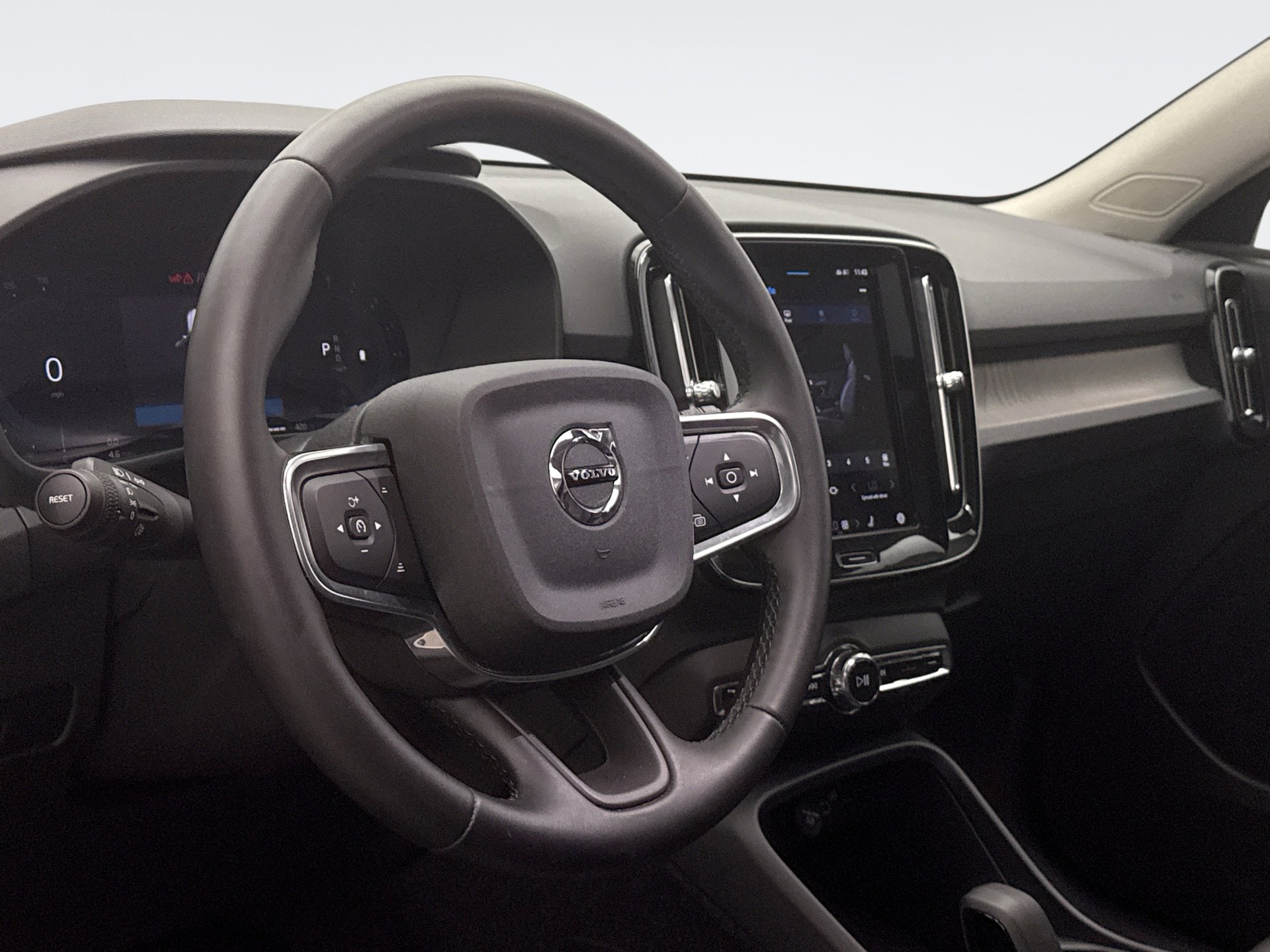 Used 2025 Volvo XC40 B5 Core AWD/4WD image 7