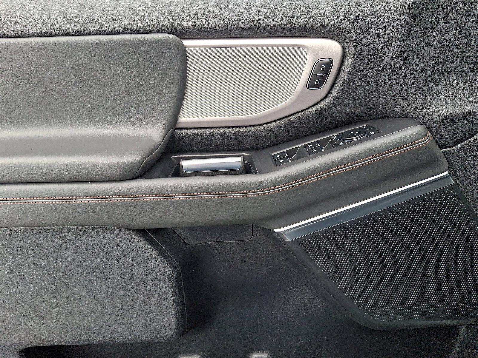 Used 2025 Ford Expedition Active image 14