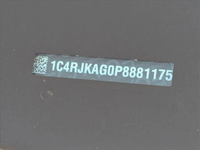 Used 2023 Jeep Grand Cherokee L Laredo image 11