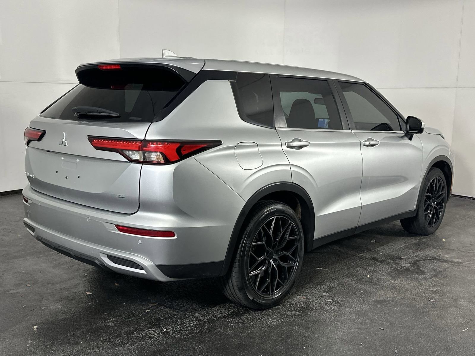 Used 2023 Mitsubishi Outlander SE AWD/4WD image 8