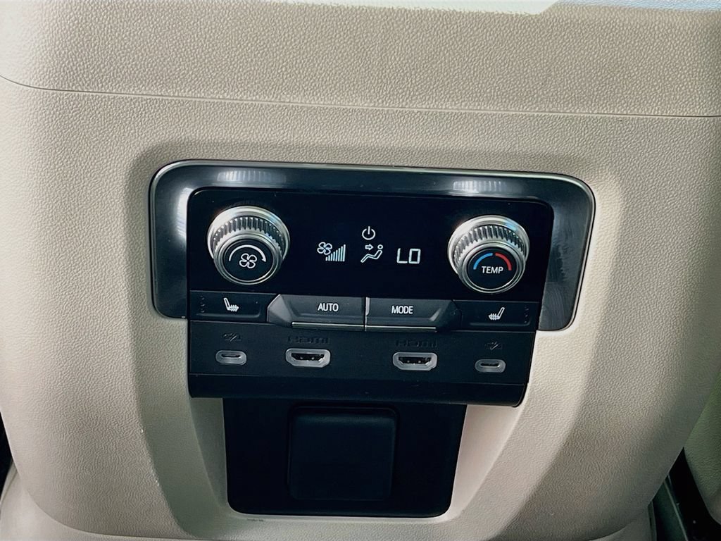 Used 2024 GMC Yukon Denali w/ Advanced Technology Package AWD/4WD image 28