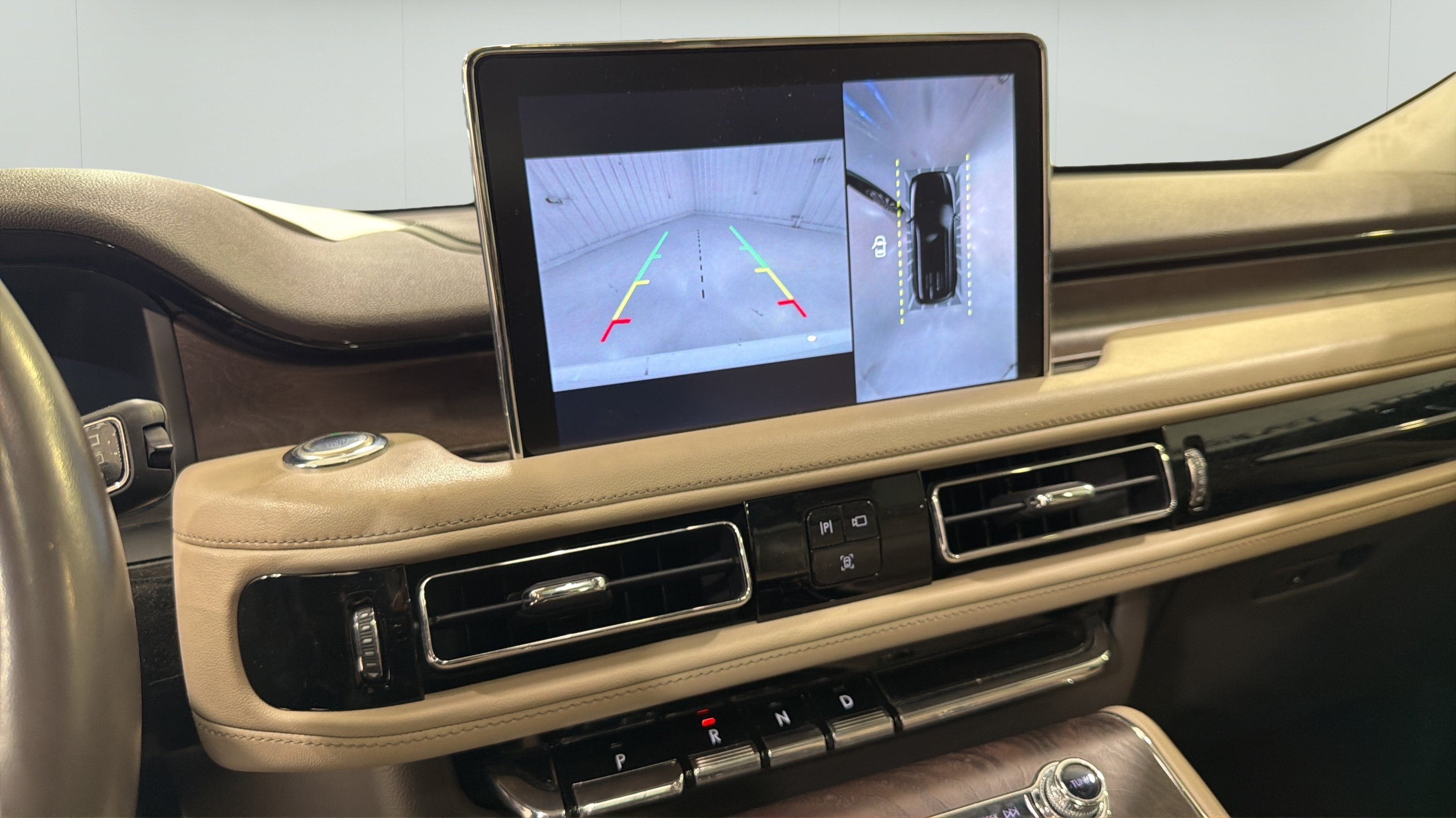 Used 2023 Lincoln Aviator Reserve w/ Class IV Trailer Tow Package RWD image 16