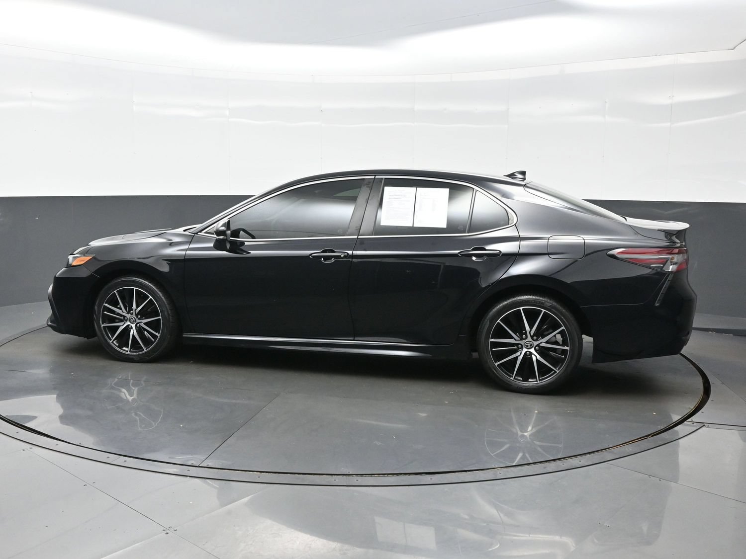 Used 2024 Toyota Camry SE FWD image 3