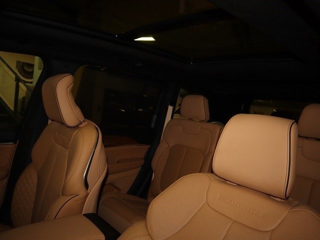 New 2022 Jeep Grand Cherokee Summit image 16