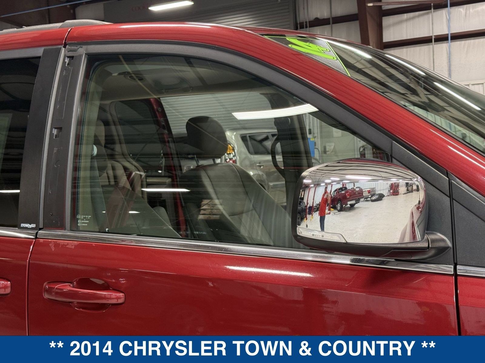 Used 2014 Chrysler Town & Country Touring-L image 9