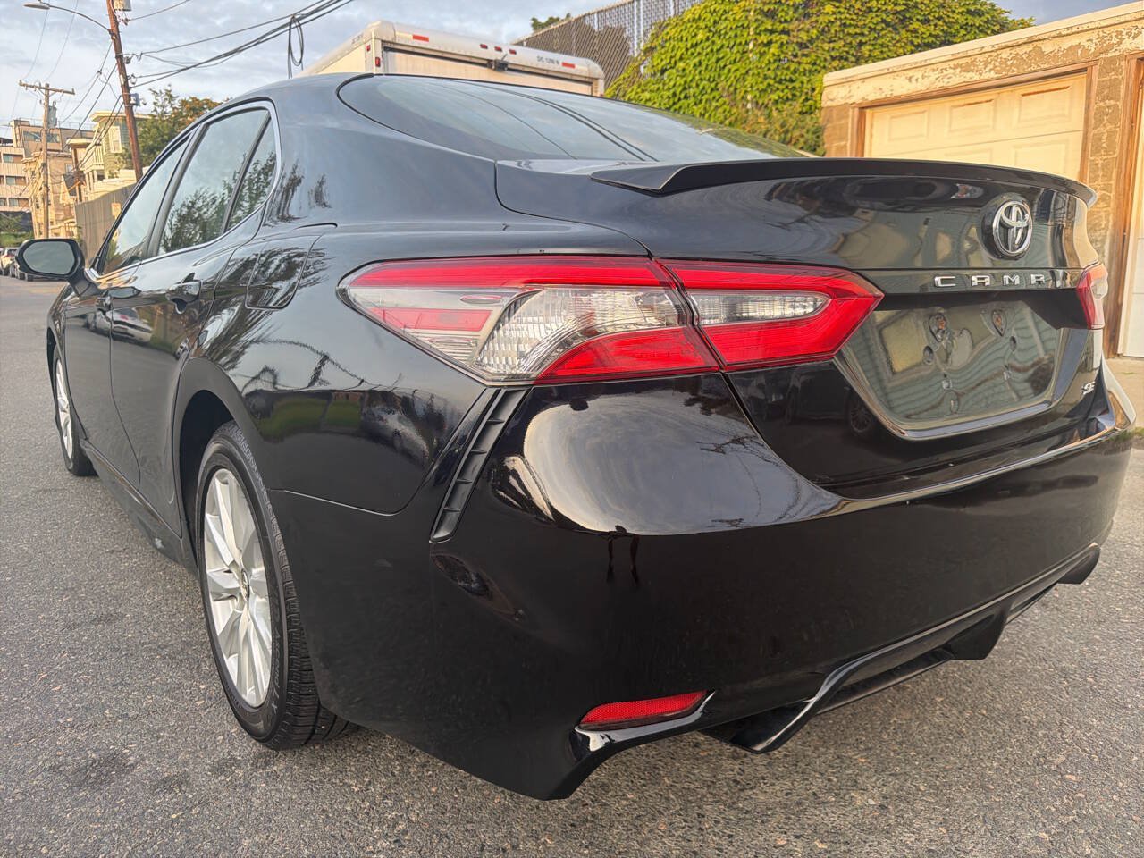 Used 2018 Toyota Camry SE FWD image 4