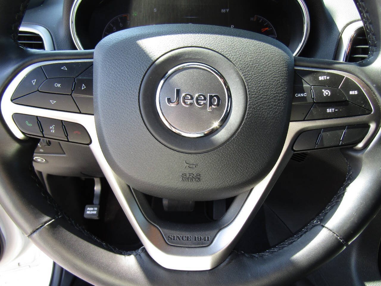 Used 2021 Jeep Grand Cherokee Laredo AWD/4WD image 18