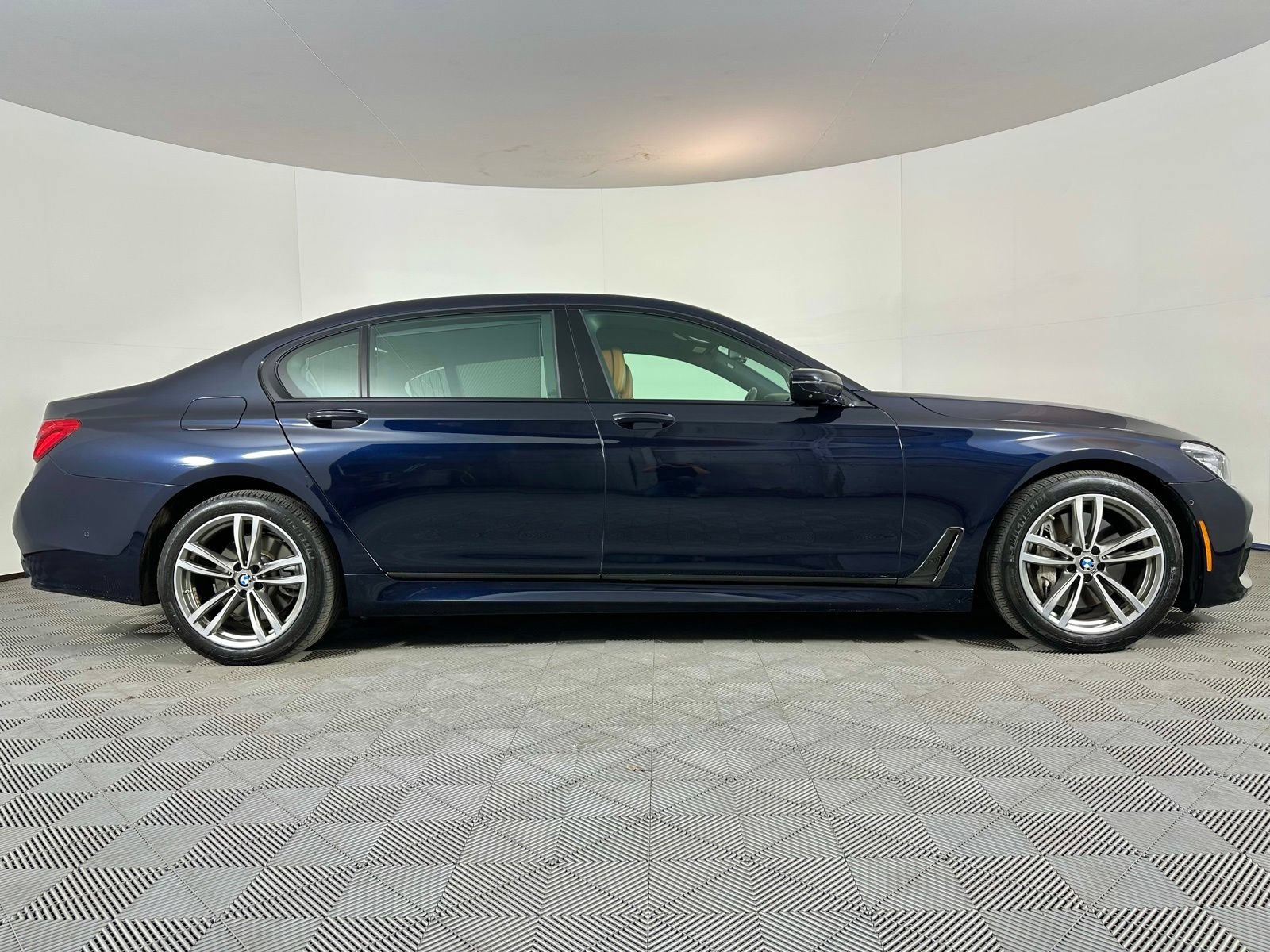 Used 2018 BMW 750i xDrive AWD/4WD image 12