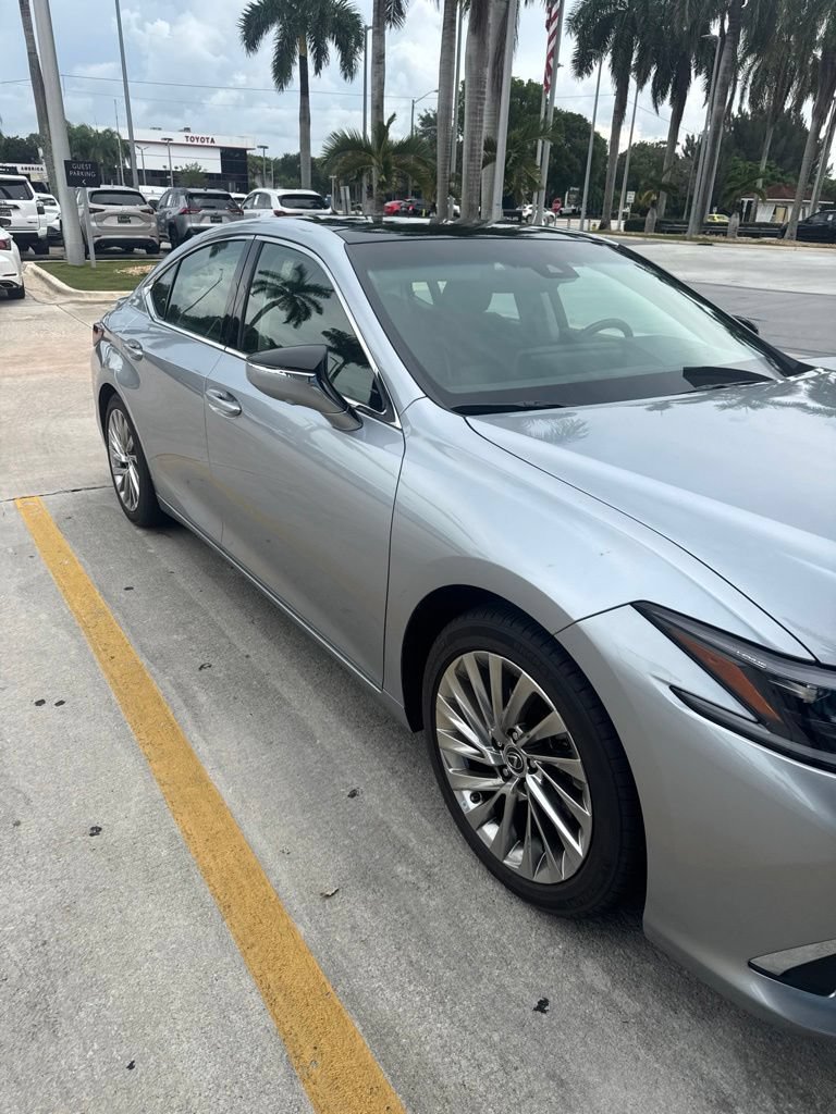 Used 2022 Lexus ES 350 Ultra Luxury w/ Accessory Package 2 FWD image 9