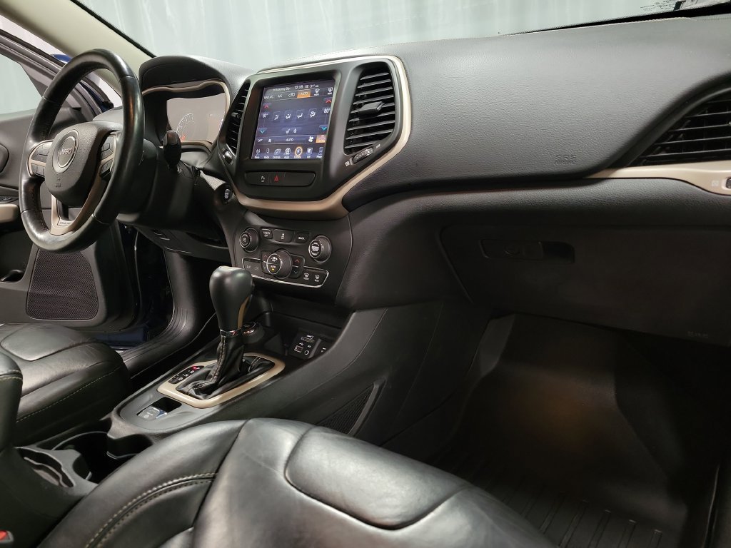 Used 2018 Jeep Cherokee Limited AWD/4WD image 34