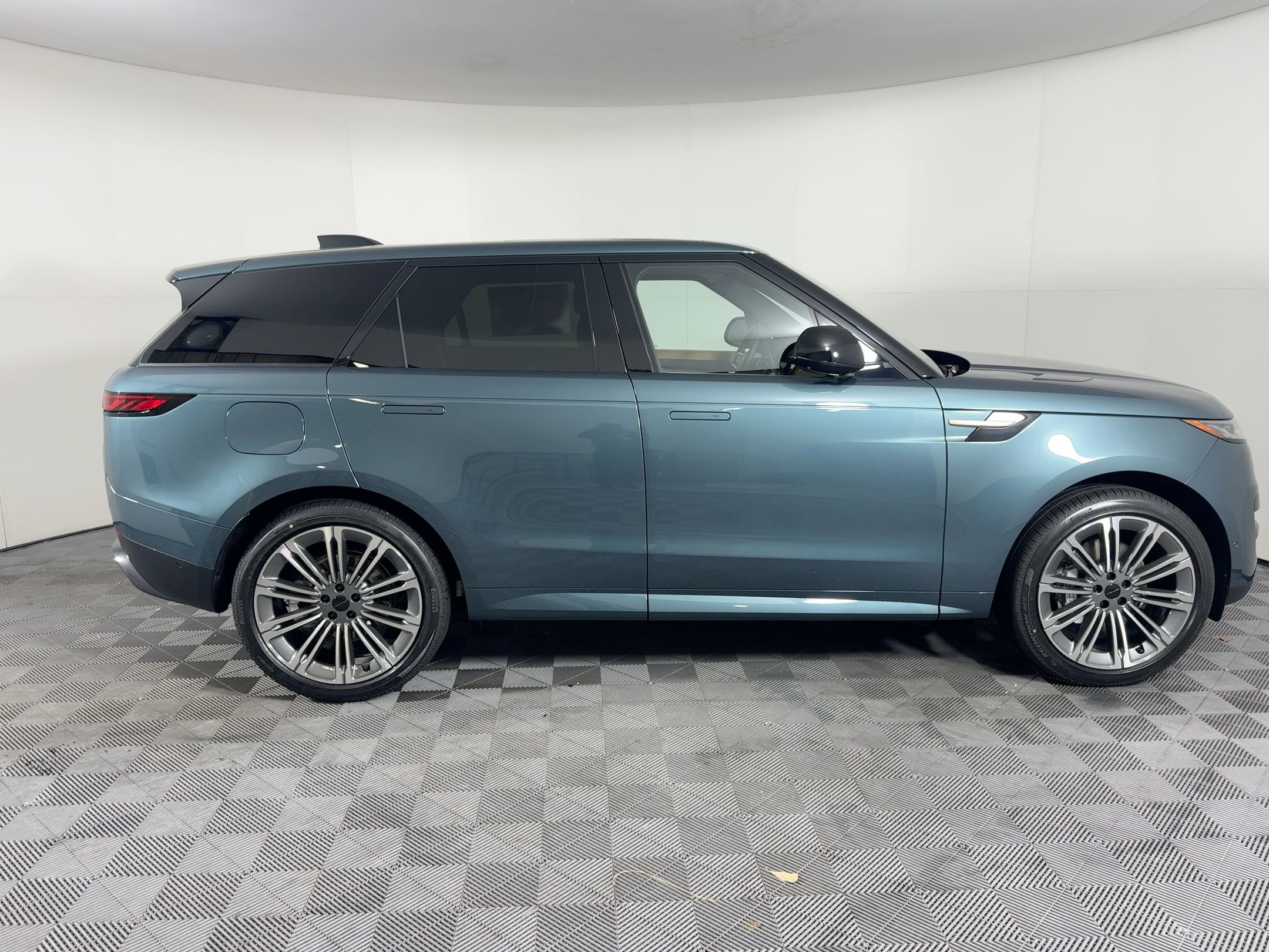 New 2026 Land Rover Range Rover Sport SE image 9