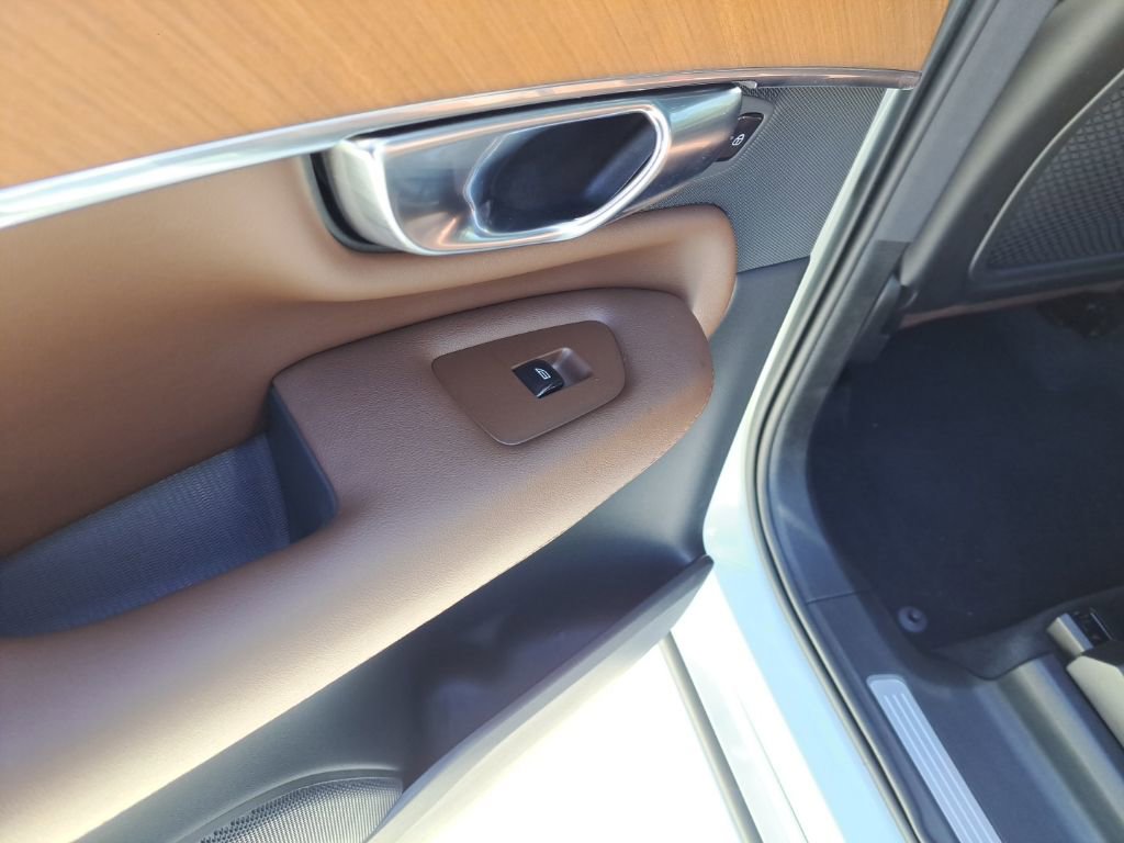 Used 2023 Volvo XC90 B6 Plus w/ Protection Package Premier image 11