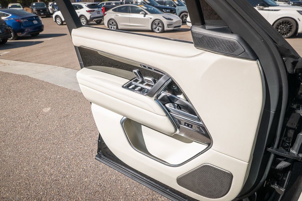 Used 2025 Land Rover Range Rover Long Wheelbase Autobiography image 12