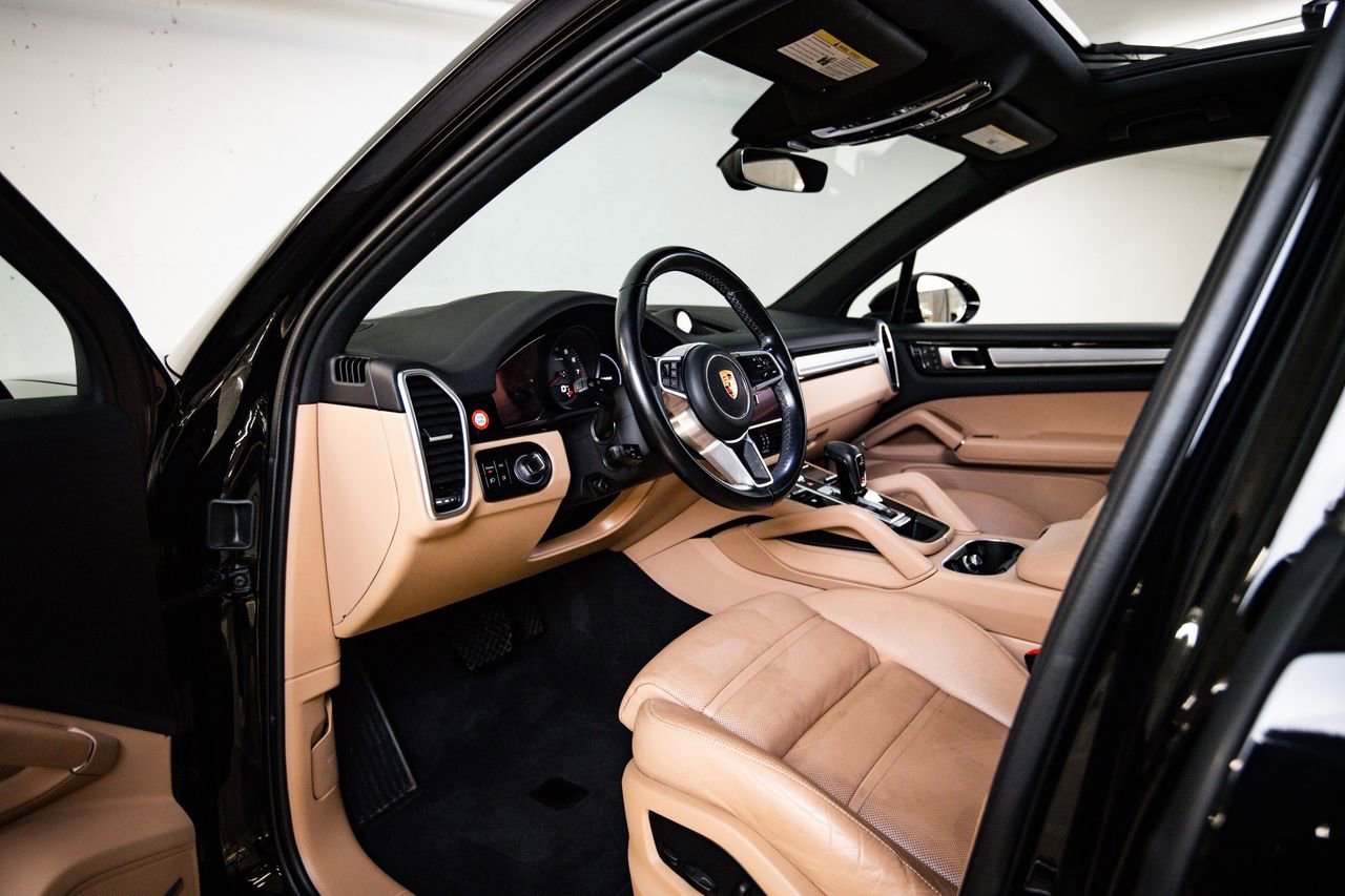 Certified 2023 Porsche Cayenne Platinum Edition image 4