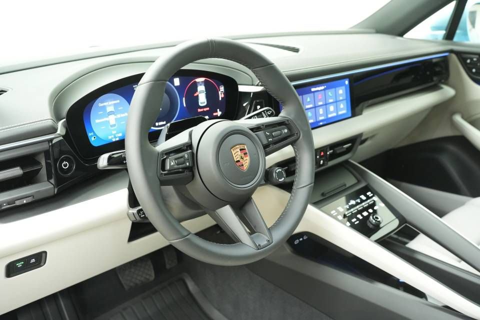 New 2026 Porsche Macan 4 Electric AWD/4WD image 4