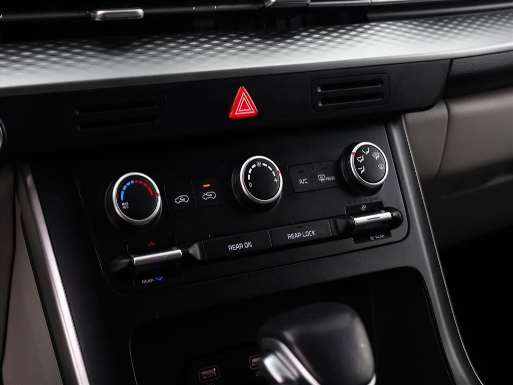 Used 2023 Kia Carnival LX image 17