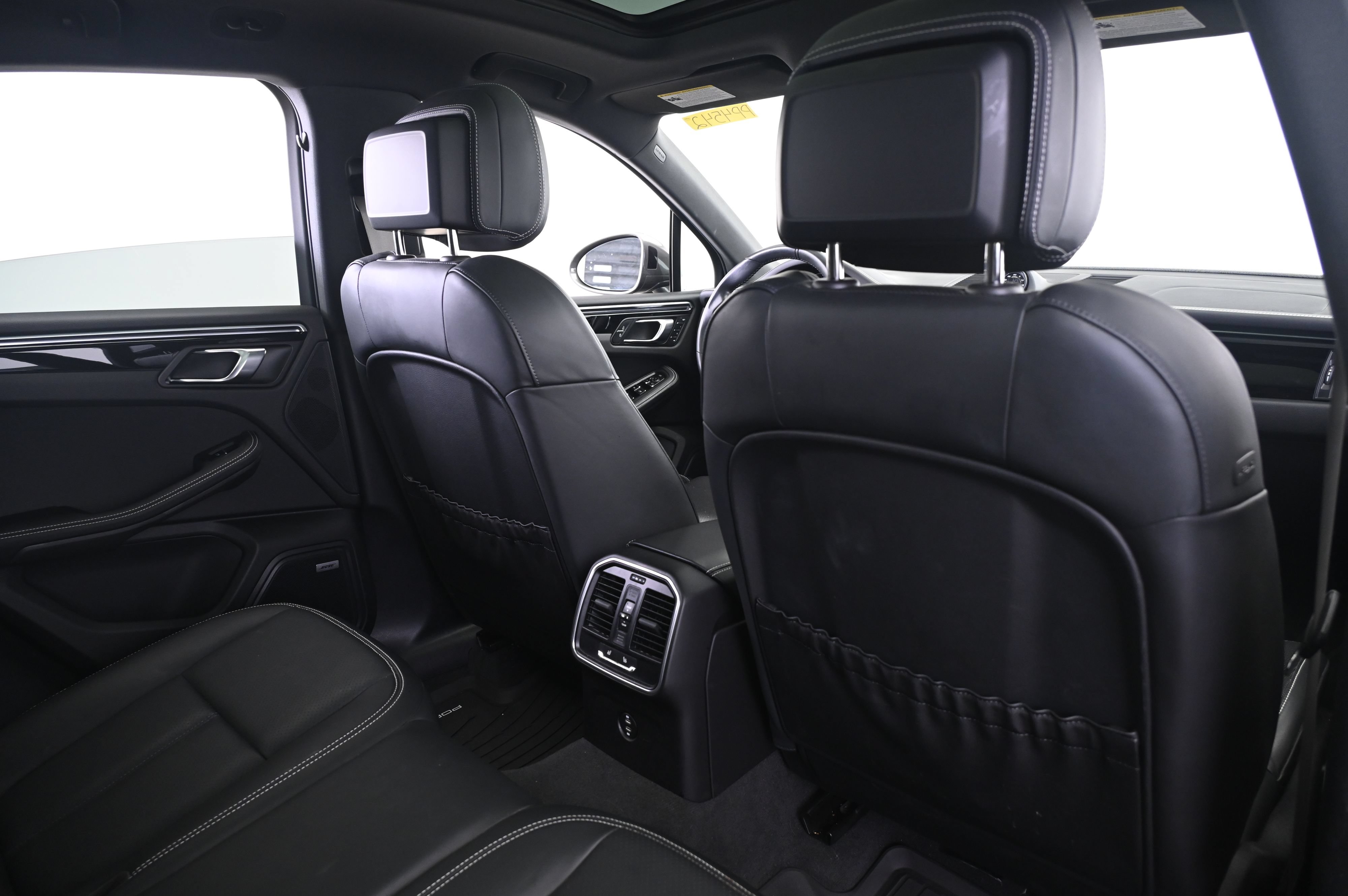 Certified 2023 Porsche Macan Turbo AWD/4WD image 17