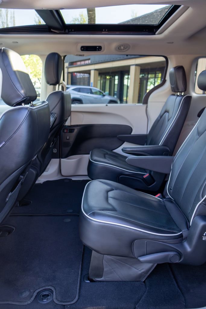 Used 2023 Chrysler Pacifica Limited FWD image 14