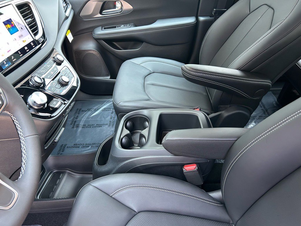 New 2025 Chrysler Voyager LX image 34