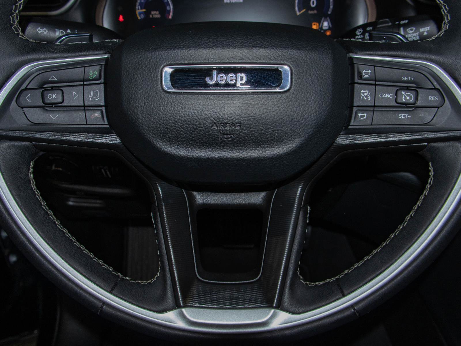 Used 2025 Jeep Grand Cherokee Altitude AWD/4WD image 11