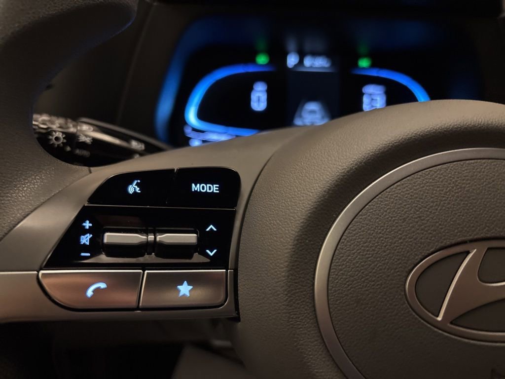 Certified 2025 Hyundai Elantra SE image 16