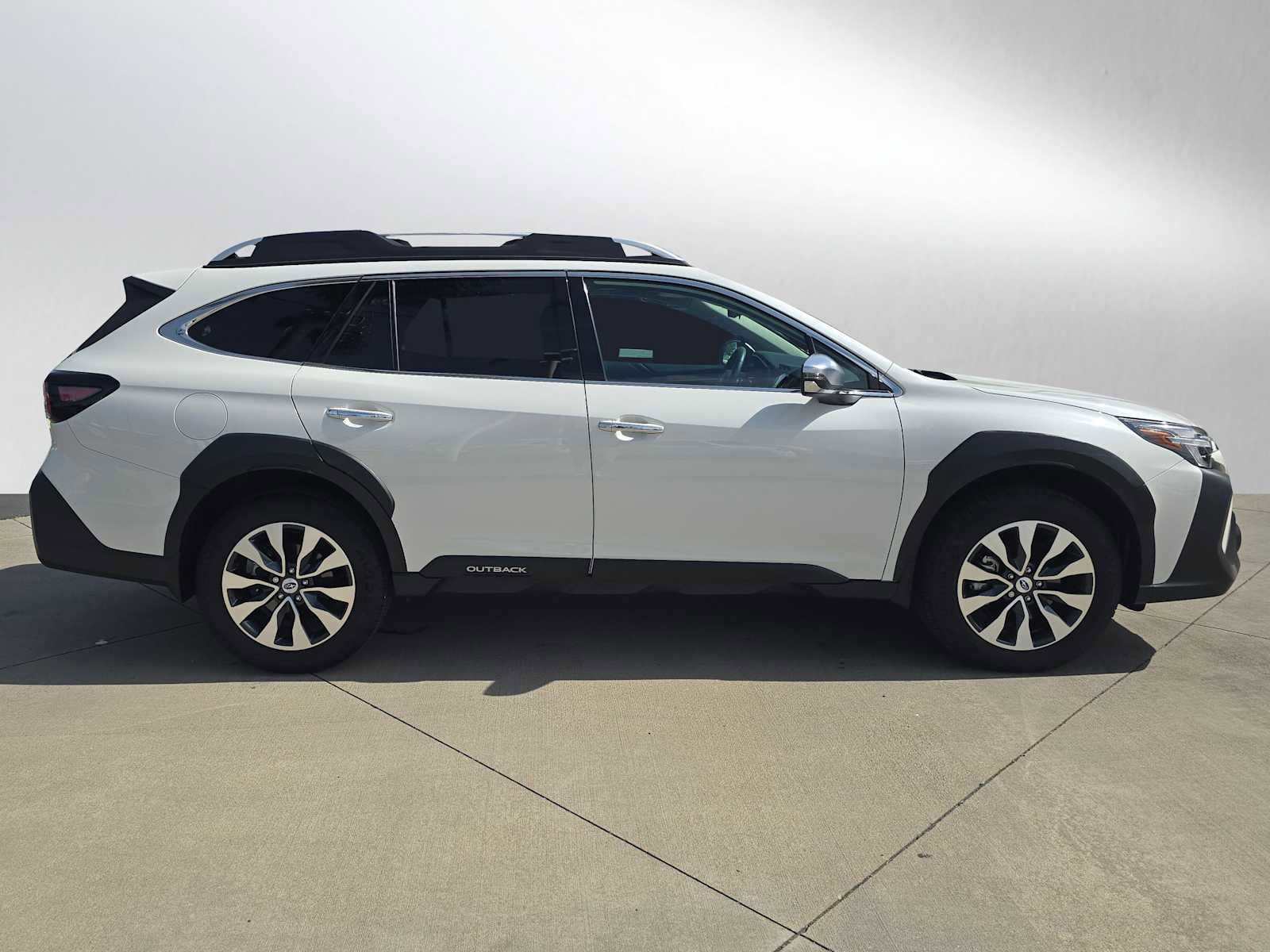 Used 2025 Subaru Outback Touring XT AWD/4WD image 2