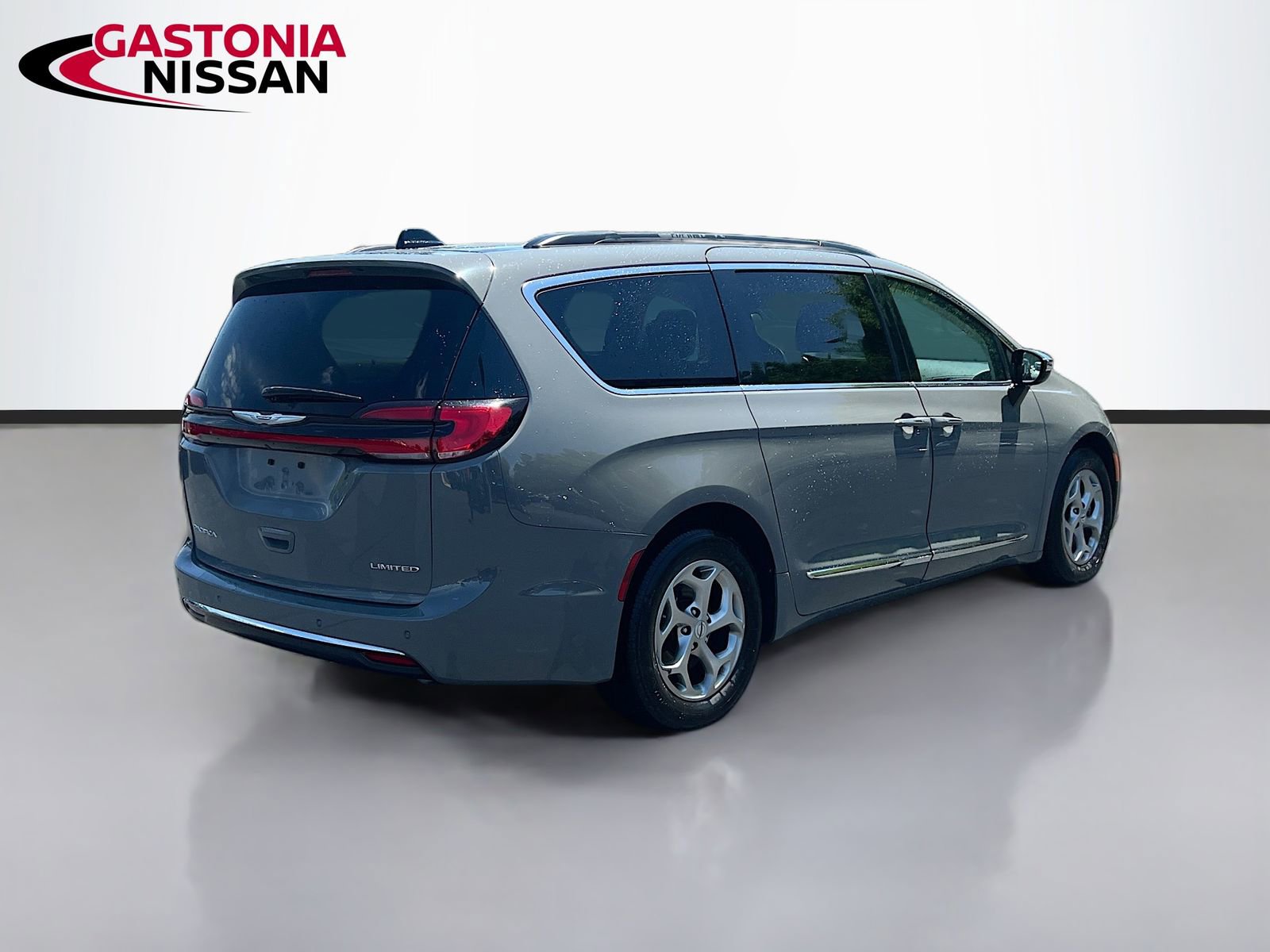Used 2023 Chrysler Pacifica Limited FWD image 9