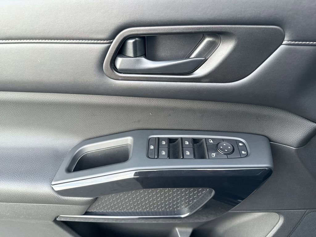 Used 2023 Nissan Pathfinder SV image 15