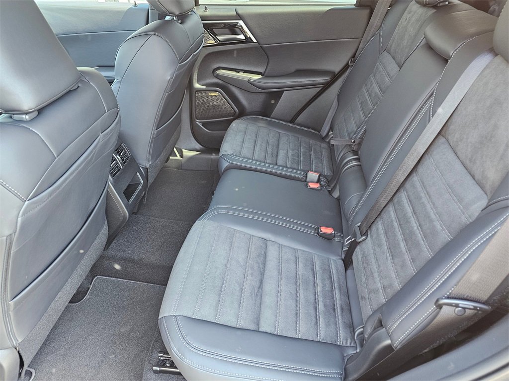 New 2025 Mitsubishi Outlander SE image 5