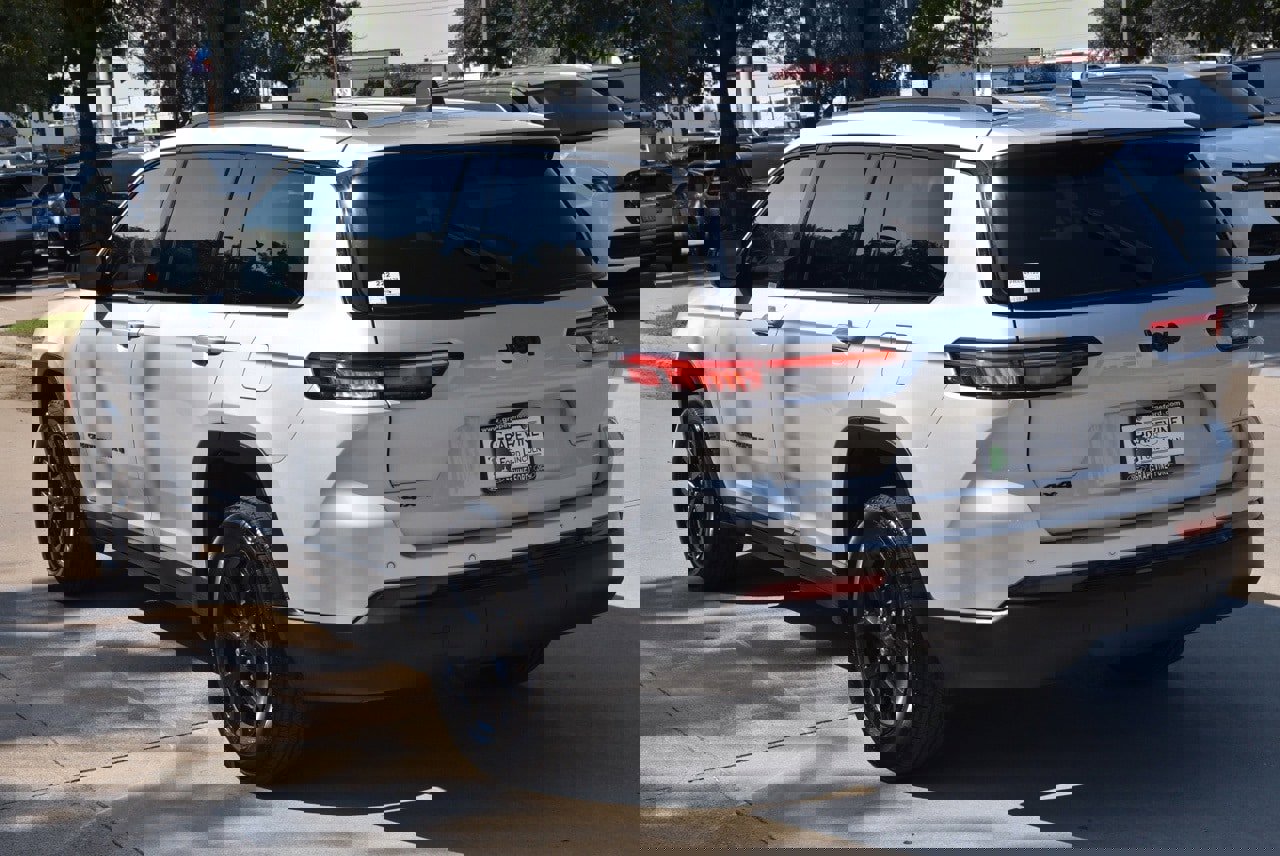 Used 2024 Jeep Grand Cherokee L Laredo image 10