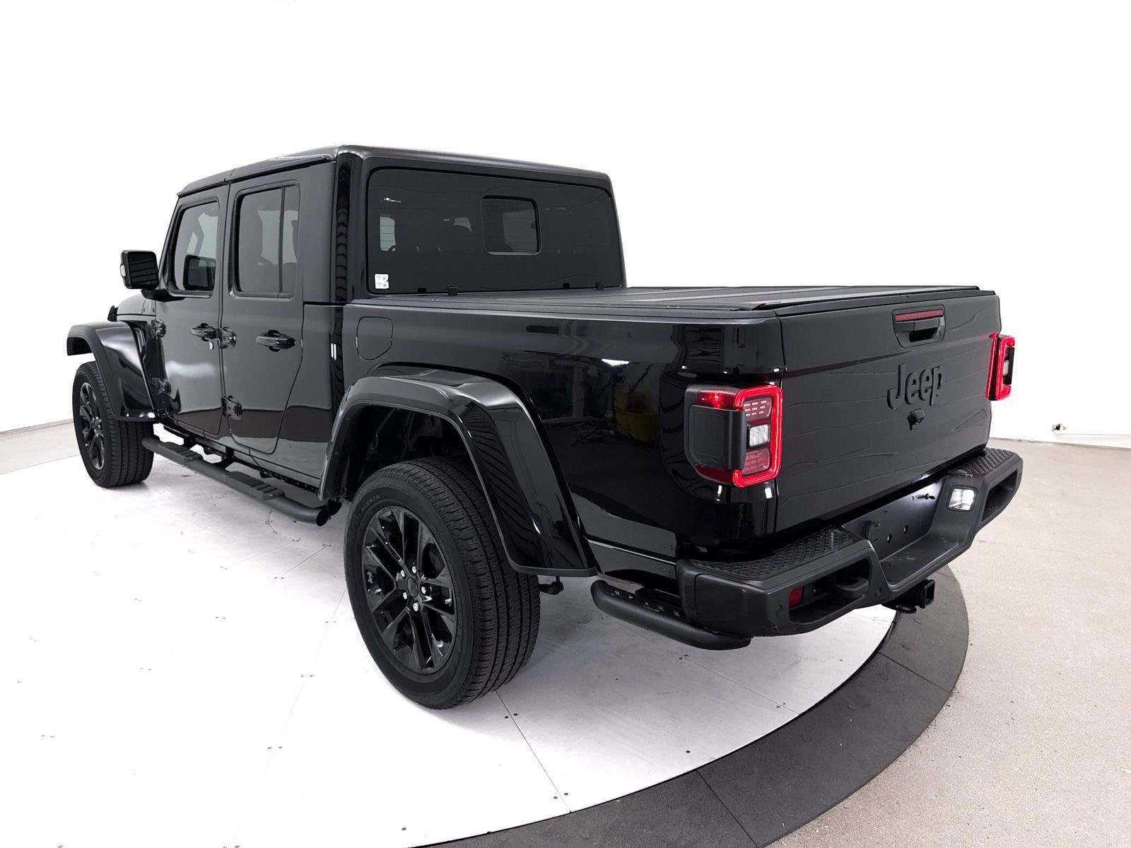 Used 2023 Jeep Gladiator Overland AWD/4WD image 16