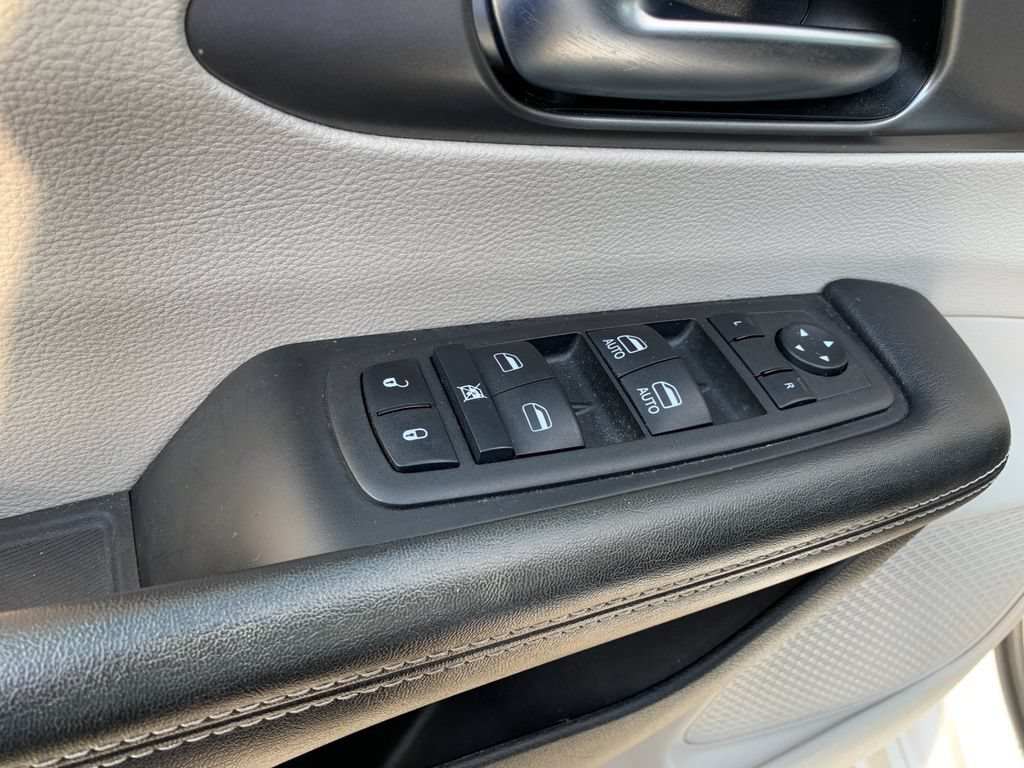 Used 2022 Chrysler Pacifica Touring-L FWD image 13