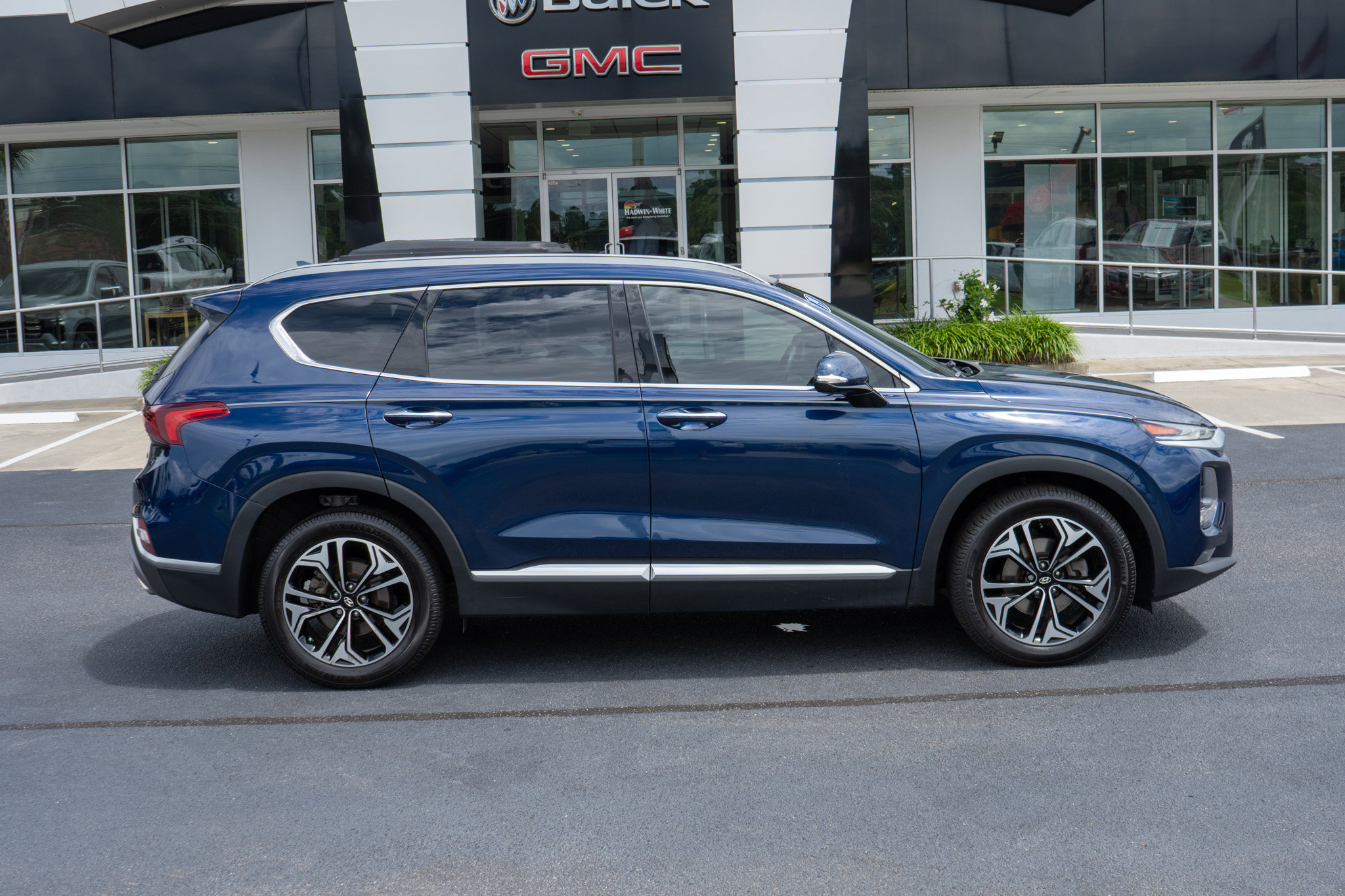 Used 2019 Hyundai Santa Fe FWD image 2