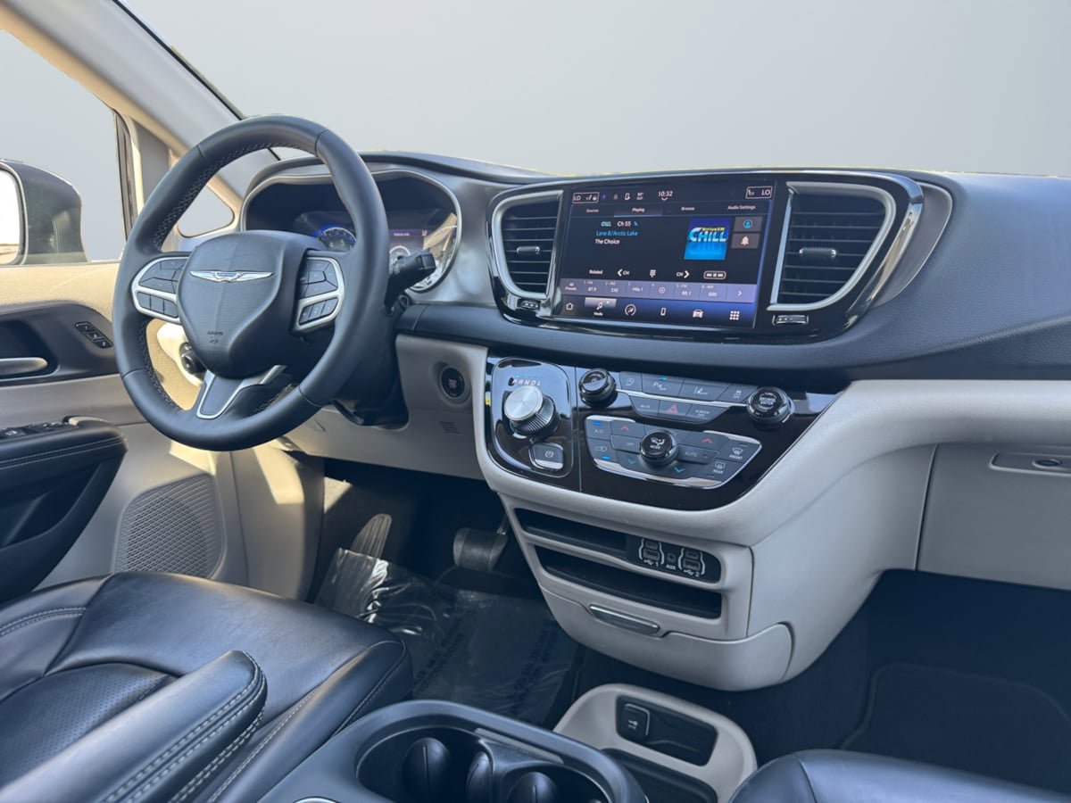 Used 2023 Chrysler Pacifica Touring-L FWD image 14