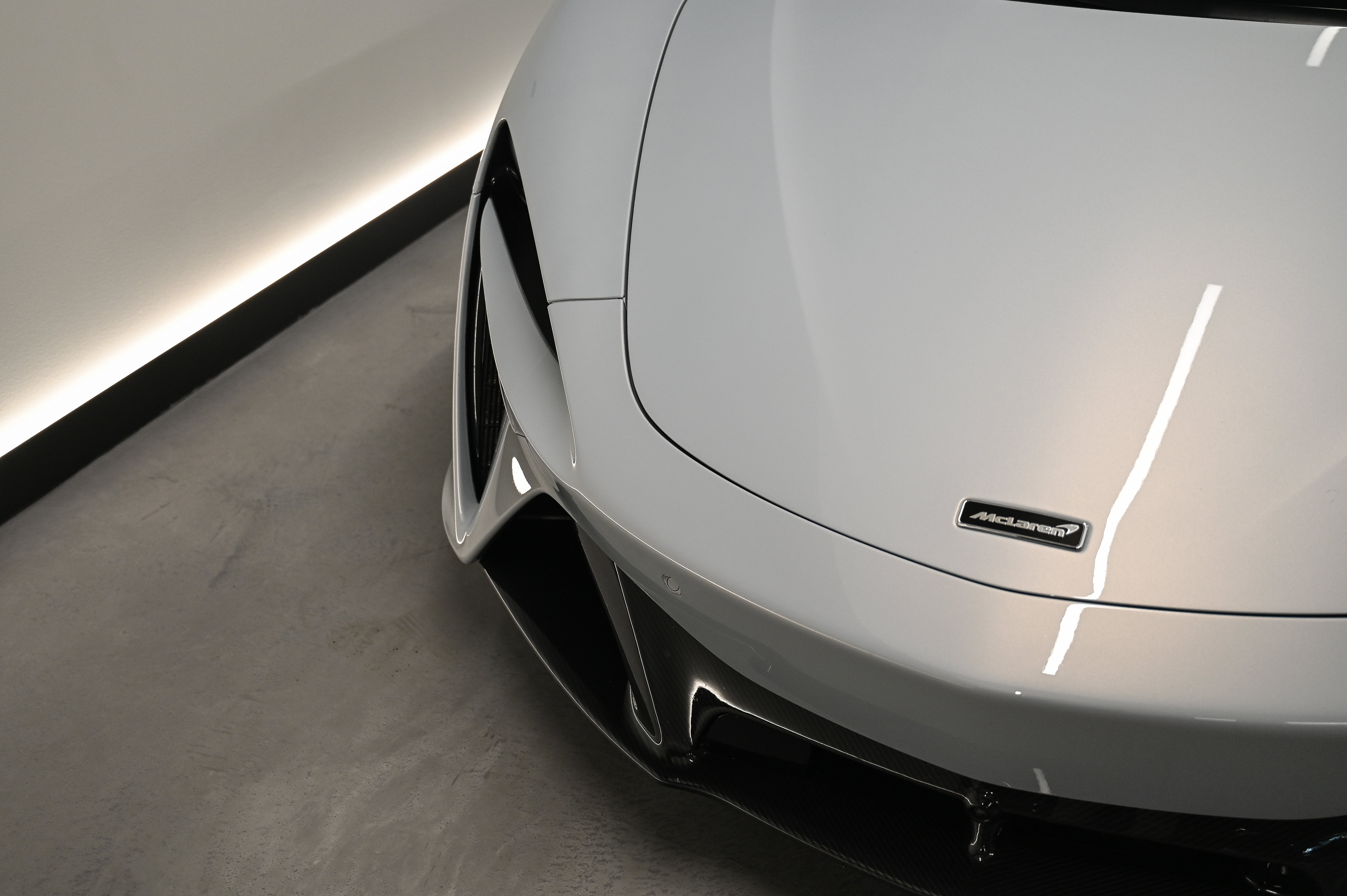 Used 2023 McLaren Artura RWD image 3