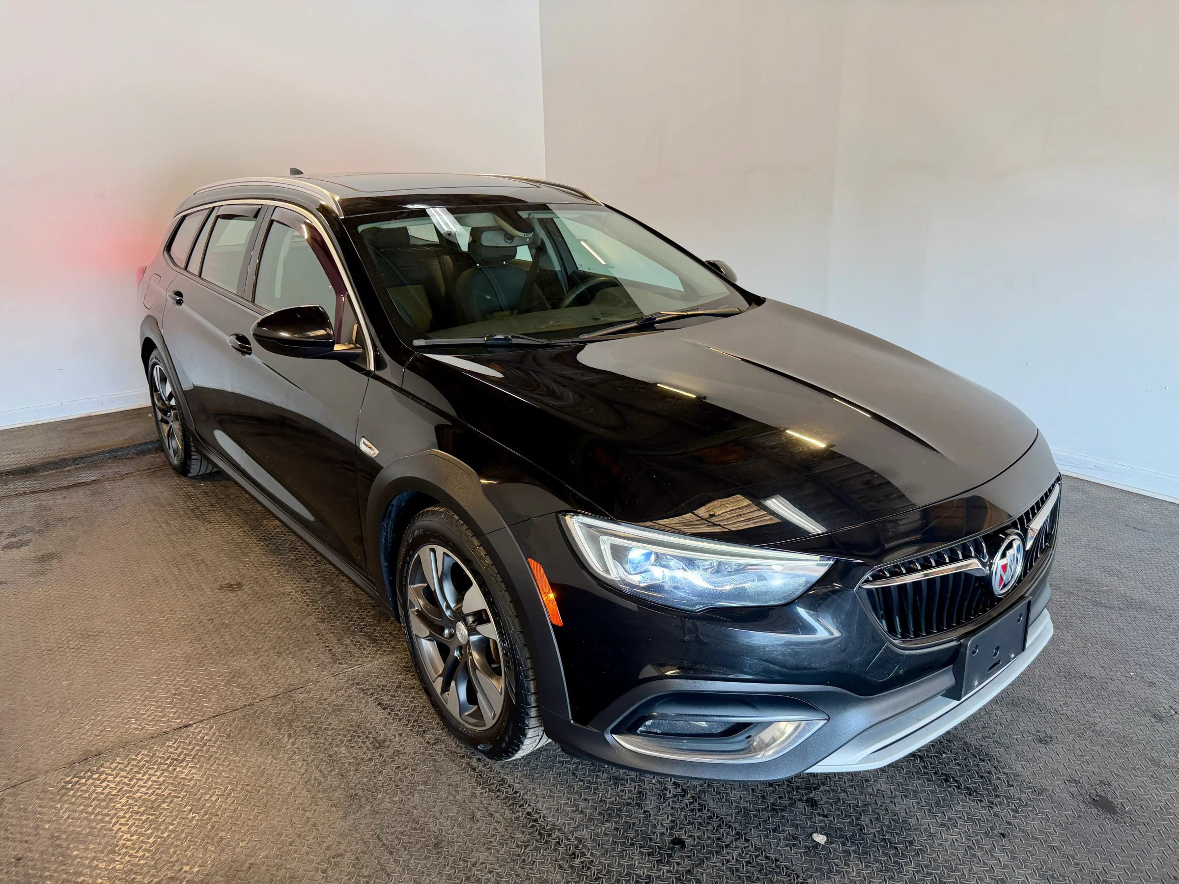 Used 2018 Buick Regal Essence w/ Driver Confidence Package #1 AWD/4WD image 2