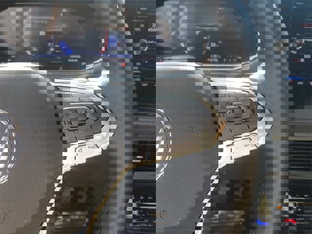 Certified 2025 Volkswagen Taos SE image 17