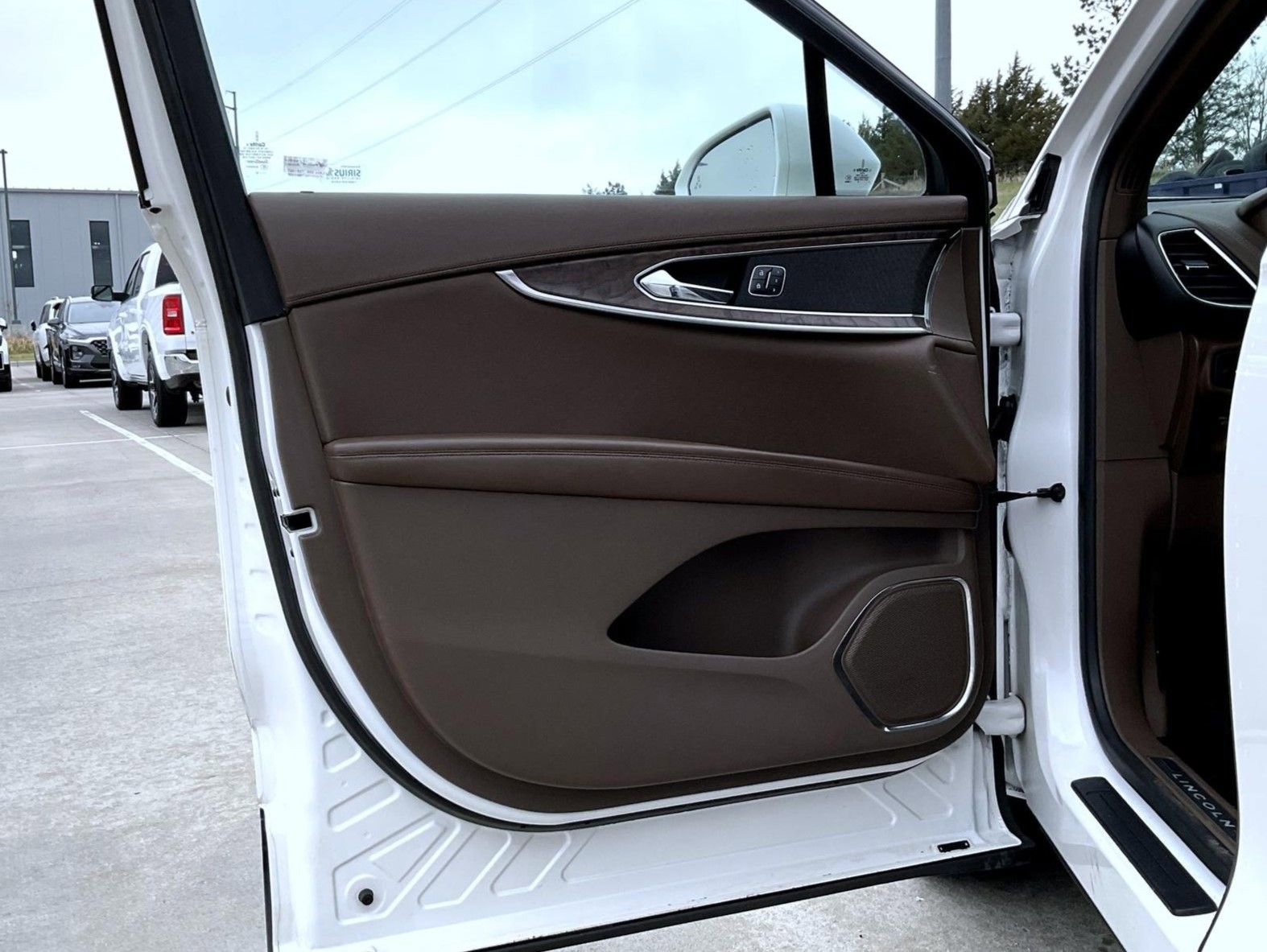 Used 2016 Lincoln MKX Reserve w/ Driver Assistance Package image 9