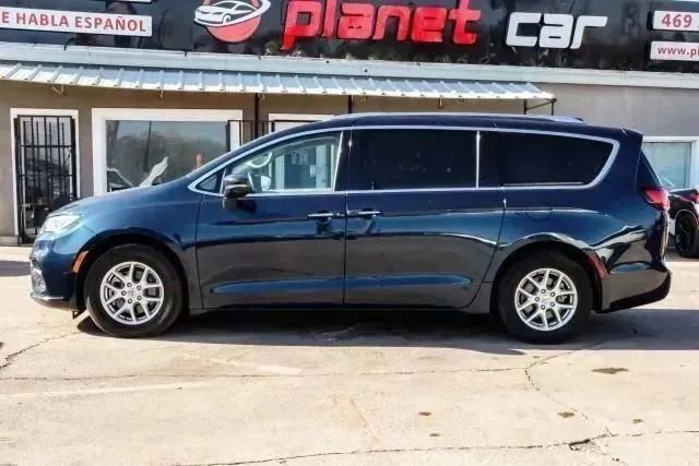 Used 2021 Chrysler Pacifica Touring-L FWD image 11