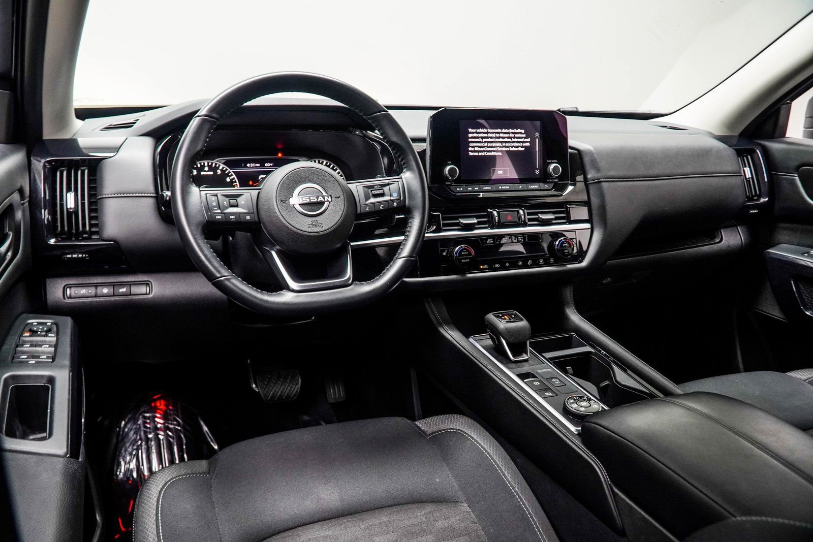 Used 2025 Nissan Pathfinder SV image 5