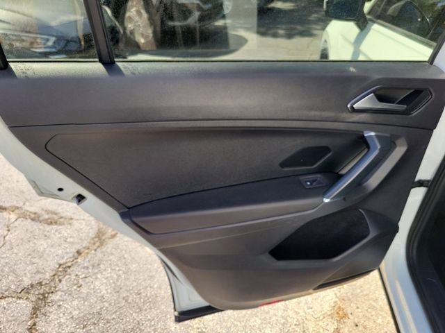 Used 2018 Volkswagen Tiguan SEL FWD image 28