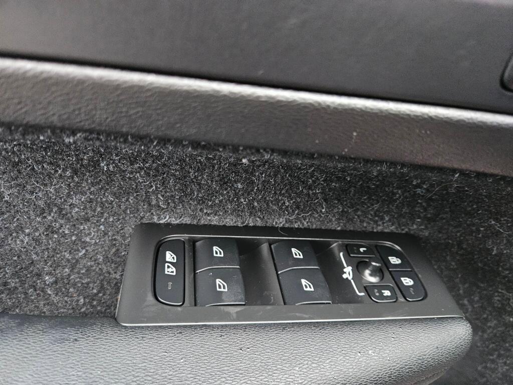 Used 2020 Volvo XC40 T5 R-Design image 16