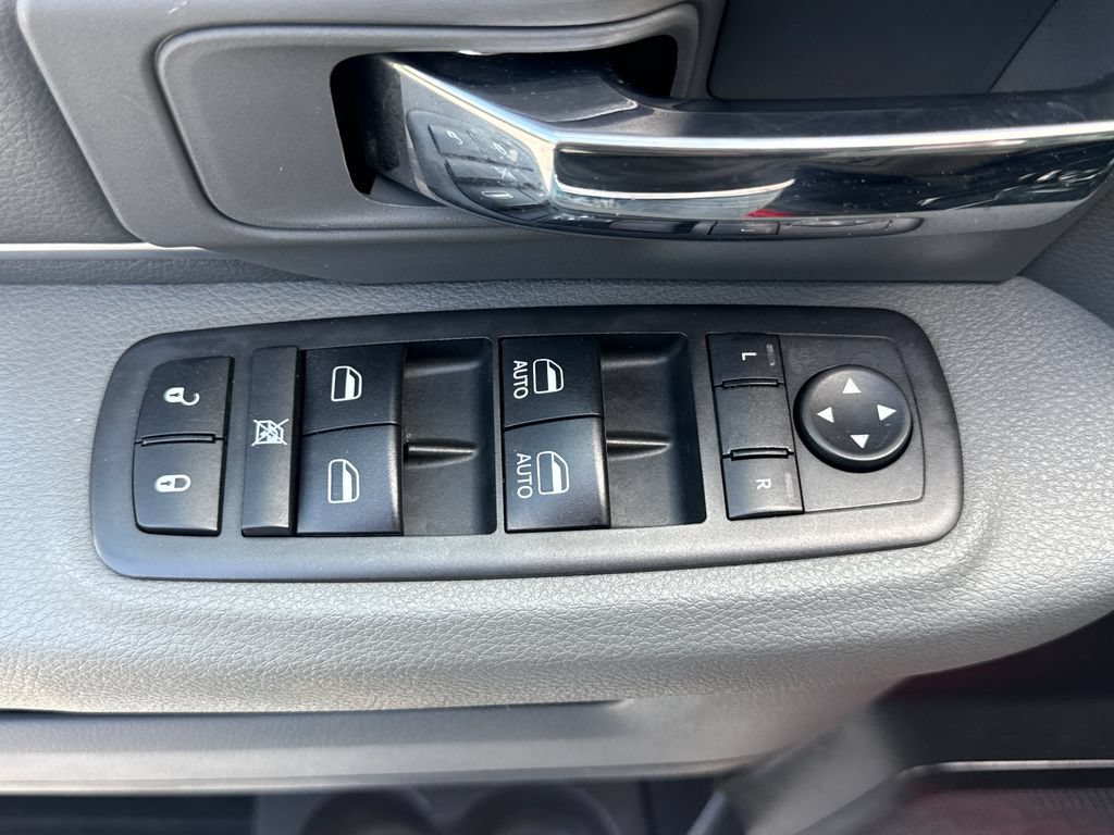 Used 2019 RAM 1500 Classic SLT AWD/4WD image 14