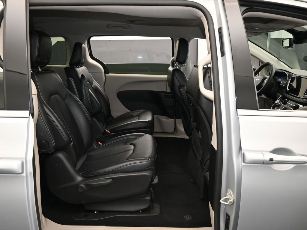 Used 2024 Chrysler Pacifica Select image 44