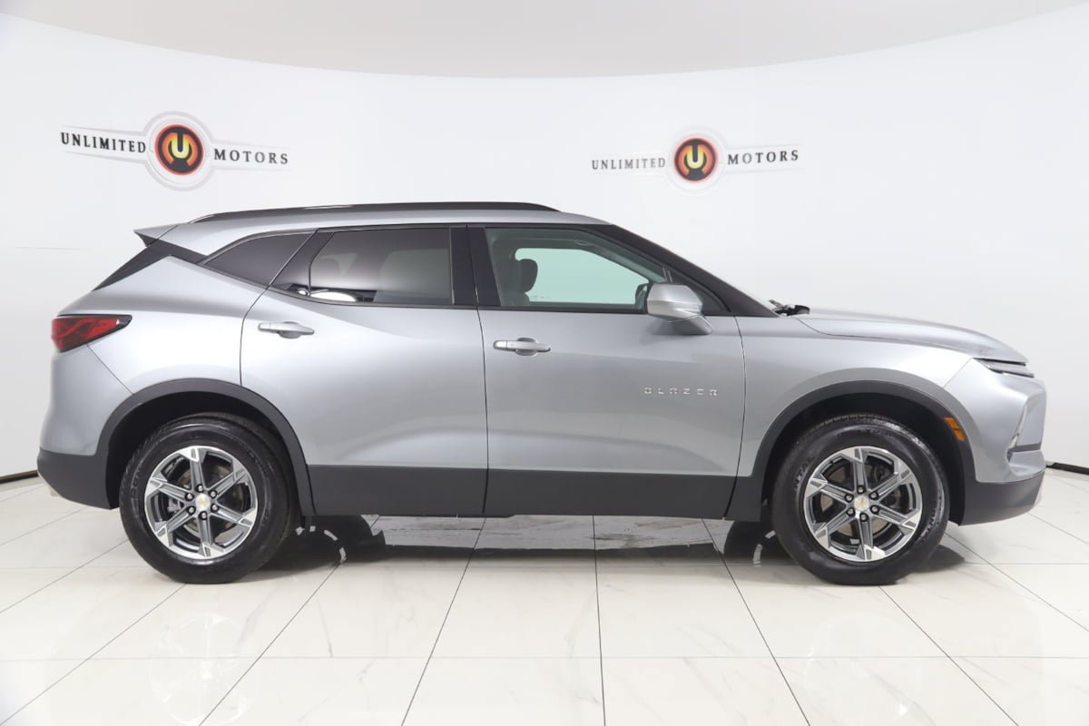 Used 2024 Chevrolet Blazer LT w/ Convenience Package FWD image 2