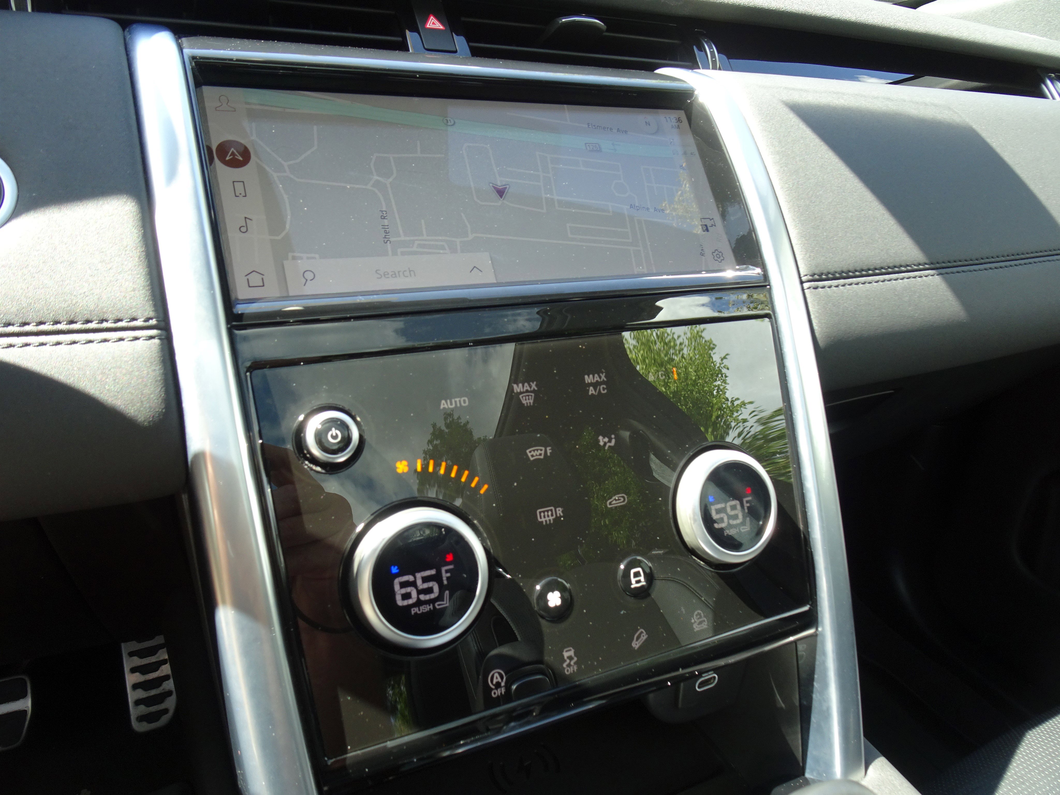 Used 2023 Land Rover Discovery Sport SE image 3