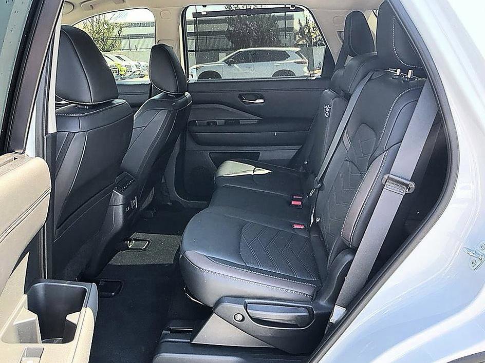 Certified 2025 Nissan Pathfinder Platinum image 19
