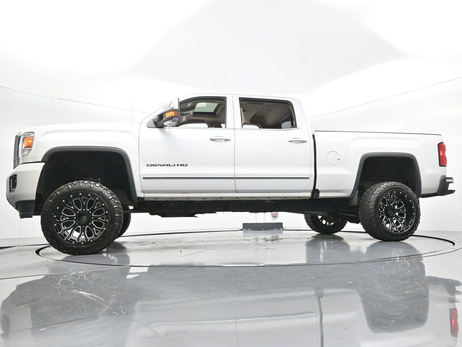 Used 2019 GMC Sierra 2500 Denali w/ Duramax Plus Package AWD/4WD image 47