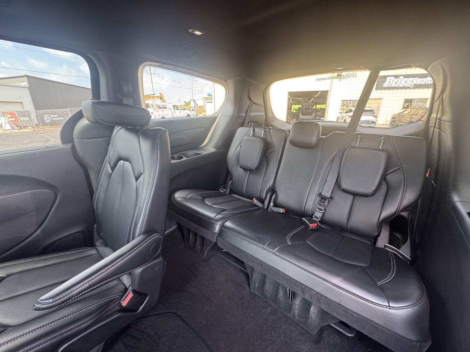 Used 2025 Chrysler Pacifica Select FWD image 32